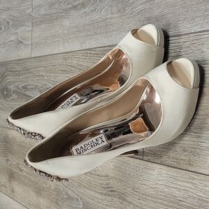 Badgley Mischka Size 7 Ivory Kiara Embellished Peep-toe Pump